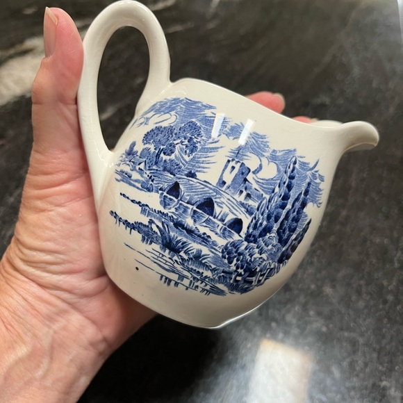 Wedgewood Countryside Antique Blue and White Porcelain Creamer - Picture 4 of 7